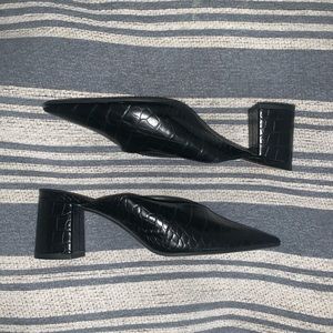 Pointed toe mule sandal heel